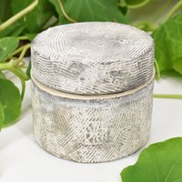 Keramik Steingut Schüsselchen Mit Deckel - Strukturiertes Muster Aus Schwarz Und Weiß Keramik Steingut Schüsselchen Mit Deckel - Strukturiertes Muster Aus Schwarz Und Weiß von KwiCo