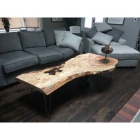 Live Edge Spalted Ahorn Couchtisch Mit Klarem Epoxidharz von KylesCustomWoodworks