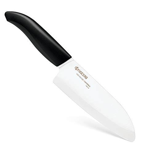 Kyocera Santoku Messer aus bruchfesterer, korrosionsfreier Zirkonia-Hochleistungskeramik (Z206). Extrem scharf, ultraleicht und deutlich länger scharf. Für absolut präzise Schnitte. Keimfrei und Geschmacksneutral. Ergonomischer Griff. Spülmaschinengeeignet. von KYOCERA