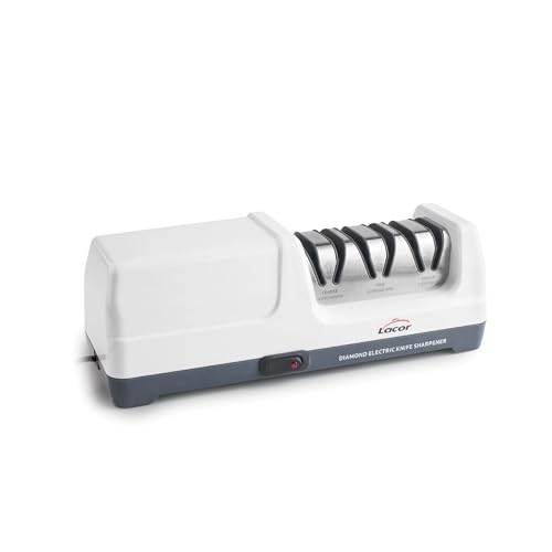 Lacor - 69432 - Drei Messerschärfer, elektrisch 18 W, 3 Stufen, mit Diamantscheiben, Für Stahl- und Keramikmesser, rutschfester und magnetischer Fuß, 2800 U-min, Maße 26,5x10,7 cm Lacor - 69432 - Drei Messerschärfer, elektrisch 18 W, 3 Stufen, mit Diamantscheiben, Für Stahl- und Keramikmesser, rutschfester und magnetischer Fuß, 2800 U-min, Maße 26,5x10,7 cm von LACOR