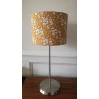 Handgewebte Lampenschirm Für Lampe Fuß Oder Suspension Beige Blumen Auf Senf Hintergrund Liberty Stoff von LAFABRIQUELUMINAIRES