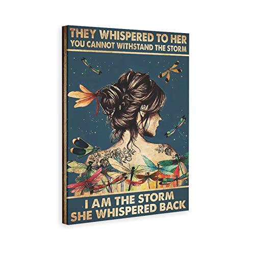 Poster mit Aufschrift "They Whispered to Her You Cannot Withstand The Storm I Am The Storm She Whispered Back", Retro-Mädchen-Kunst, Libellen-Druck, Wandkunst, Wandkunst, Dekordruck, Bild 50 x 75 cm von LAOAYI