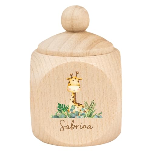 LARIFEE Zahndose Giraffe personalisiert mit Name – Personalisierte Zahndose aus Holz mit Schraubdeckel – Milchzahndose für Kinder – Geschenk Geburt & Zahnfee LARIFEE Zahndose Giraffe personalisiert mit Name – Personalisierte Zahndose aus Holz mit Schraubdeckel – Milchzahndose für Kinder – Geschenk Geburt & Zahnfee von LARIFEE Mit Liebe personalisiert