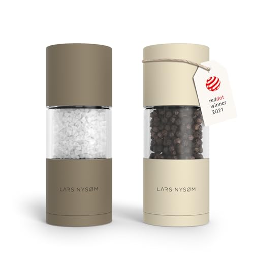 LARS NYSØM Salz und Pfeffer Mühlen Set aus Edelstahl mit einstellbarem Keramik-Mahlwerk 2 Stück I Manuelle Gewürzmühlen mit hochwertigem Design (2 Stk) (Brown/Beige) von LARS NYSØM