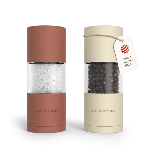 LARS NYSØM Salz und Pfeffer Mühlen Set aus Edelstahl mit einstellbarem Keramik-Mahlwerk 2 Stück I Manuelle Gewürzmühlen mit hochwertigem Design (2 Stk) (Red/Beige) von LARS NYSØM