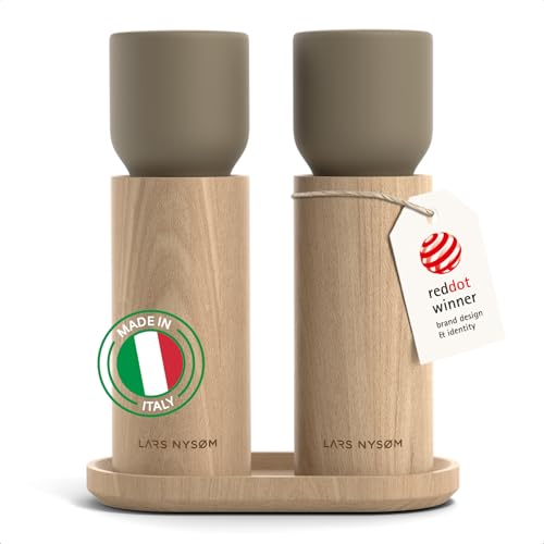 LARS NYSØM Salz und Pfeffermühle Holz Set - Manuelle Holzmühlen mit Keramikmahlwerk und Untersetzer - Große Pfeffermühle & Salzmühle für Grobes Salz - Gewürzmühle für Küche oder Tisch (Taupe Brown) LARS NYSØM Salz und Pfeffermühle Holz Set - Manuelle Holzmühlen mit Keramikmahlwerk und Untersetzer - Große Pfeffermühle & Salzmühle für Grobes Salz - Gewürzmühle für Küche oder Tisch (Taupe Brown) von LARS NYSØM