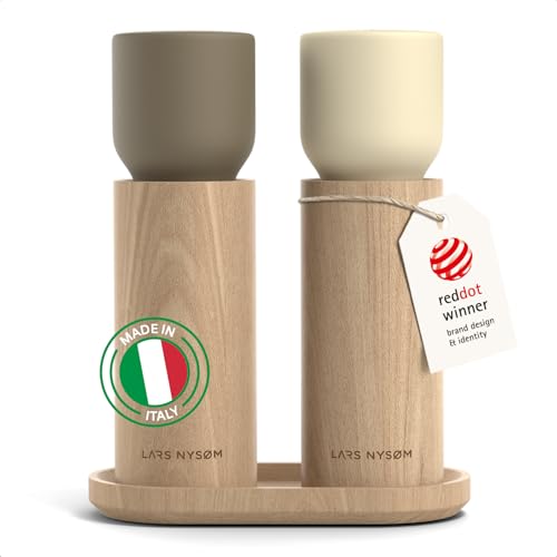 LARS NYSØM Salz und Pfeffermühle Holz Set - Manuelle Holzmühlen mit Keramikmahlwerk und Untersetzer - Große Pfeffermühle & Salzmühle für Grobes Salz - Gewürzmühle für Küche oder Tisch (Brown/Beige) von LARS NYSØM