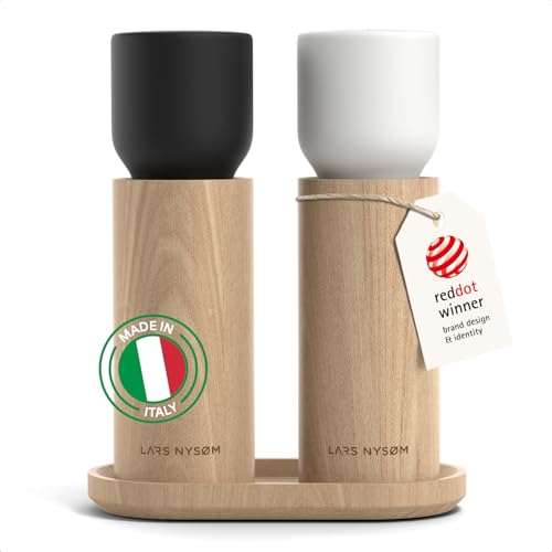 LARS NYSØM Salz und Pfeffermühle Holz Set - Manuelle Holzmühlen mit Keramikmahlwerk und Untersetzer - Große Pfeffermühle & Salzmühle für Grobes Salz - Gewürzmühle für Küche oder Tisch (Black/White) von LARS NYSØM
