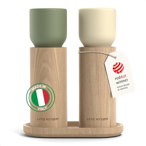 LARS NYSØM Salz und Pfeffermühle Holz Set - Manuelle Holzmühlen mit Keramikmahlwerk und Untersetzer - Große Pfeffermühle & Salzmühle für Grobes Salz - Gewürzmühle für Küche oder Tisch (Green/Beige) von LARS NYSØM