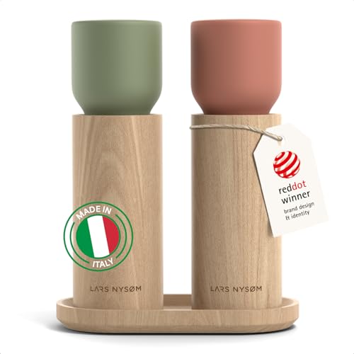 LARS NYSØM Salz und Pfeffermühle Holz Set - Manuelle Holzmühlen mit Keramikmahlwerk und Untersetzer - Große Pfeffermühle & Salzmühle für Grobes Salz - Gewürzmühle für Küche oder Tisch (Red/Green) von LARS NYSØM