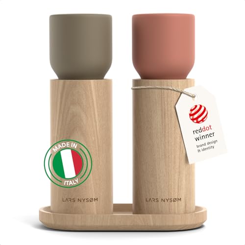 LARS NYSØM Salz und Pfeffermühle Holz Set - Manuelle Holzmühlen mit Keramikmahlwerk und Untersetzer - Große Pfeffermühle & Salzmühle für Grobes Salz - Gewürzmühle für Küche oder Tisch (Red/Brown) von LARS NYSØM