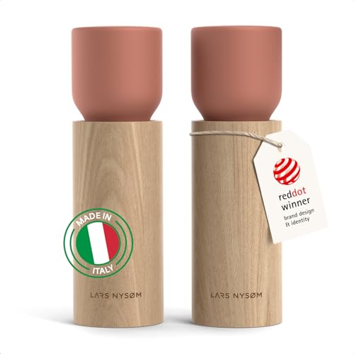 LARS NYSØM Salz und Pfeffermühle Holz Set - Manuelle Salz- und Pfeffermühle mit Keramikmahlwerk - Große Pfeffermühle & Salzmühle für Grobes Salz - Gewürzmühle für Küche oder Tisch (Brick Red) von LARS NYSØM
