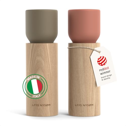 LARS NYSØM Salz und Pfeffermühle Holz Set - Manuelle Salz- und Pfeffermühle mit Keramikmahlwerk - Große Pfeffermühle & Salzmühle für Grobes Salz - Gewürzmühle für Küche oder Tisch (Red/Brown) von LARS NYSØM