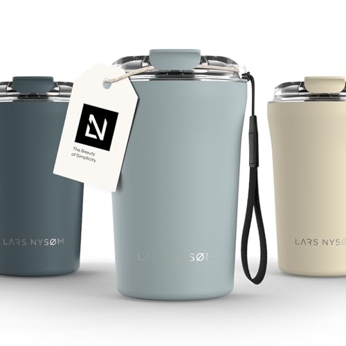 LARS NYSØM Thermo Kaffeebecher to go mit Trageschlaufe & Tritan Deckel | Travel Mug 0,38 Liter mit Isolierung | Auslaufsicherer Edelstahl Thermobecher für Café & Tee (Sky Blue, 380ml) von LARS NYSØM