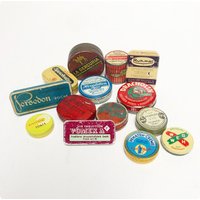 Vintage Miniatur Blechdosen, Medizin Und Pharmazeutika, Tabletten, Pastillen Salben, Creme Dosen, Antik Mini Werbung Vintage Miniatur Blechdosen, Medizin Und Pharmazeutika, Tabletten, Pastillen Salben, Creme Dosen, Antik Mini Werbung von LASTWALLFLOWER