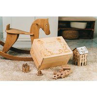 Erinnerungskiste Baby - Erinnerungsbox Kinder | Personalisierte Holzkiste Zur Geburt M, L, Xl Dschungel Holz Kiste Mit Namen von LAUBLUST