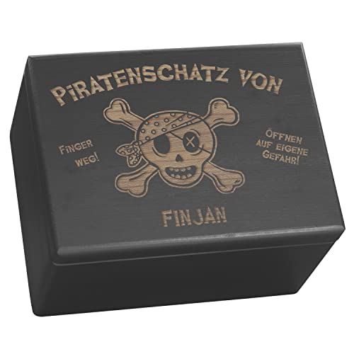 LAUBLUST Große Holzkiste personalisiert mit Piraten-Schatz Gravur - 40x30x24 cm, Schwarz, FSC® | Geschenk-Kiste zum Geburtstag - Aufbewahrungskiste | Spielzeug-Truhe | Erinnerungsbox | Deko-Kasten von LAUBLUST