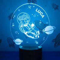 Personalisiertes Schlummerlicht Mit Namen | Nachtlicht Astronaut Lampe Fürs Kinderzimmer Farbwechsel & 3D-Effekt von LAUBLUST