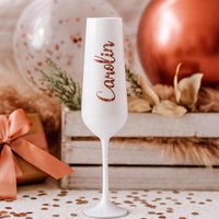 Personalisiertes Sektglas Kristallglas Weiß, Champagnerglas Mit Namen, Hochzeitsgeschenk, Geschenk Trauzeugin, Jga & Brautparty Personalisiertes Sektglas Kristallglas Weiß, Champagnerglas Mit Namen, Hochzeitsgeschenk, Geschenk Trauzeugin, Jga & Brautparty von LAVICOM