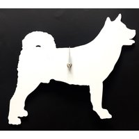 Akita Hunde Wanduhr in Weiß Akita Hunde Wanduhr in Weiß von LAtelierLaserProduct