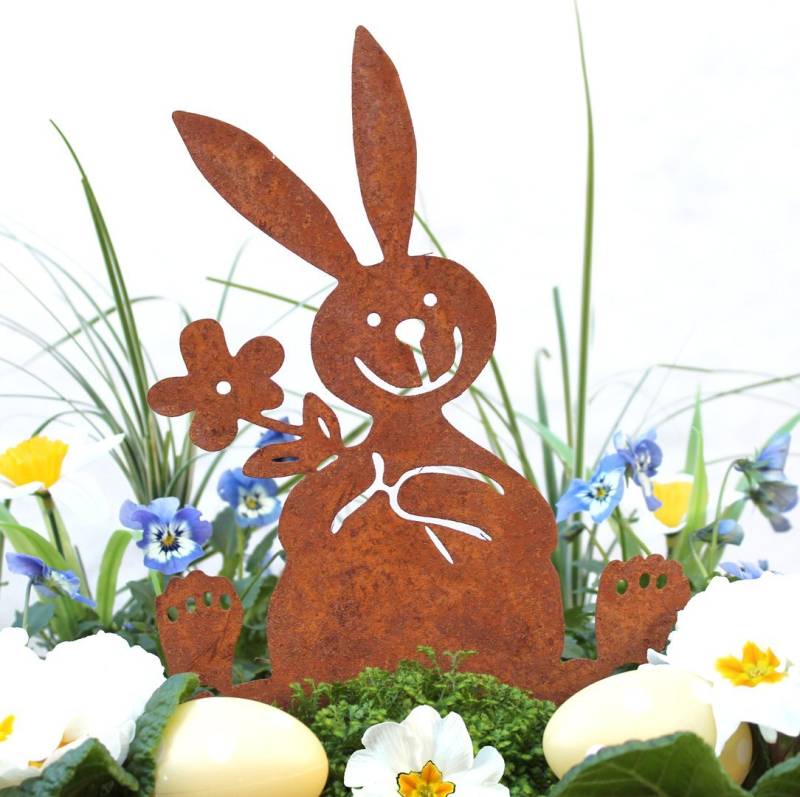 LB H&F Lilienburg Gartenfigur Gartendeko Rost Metall Hase Figur Deko Eingang Ostern Osterhase Dekofigur Stecker Rostdeko Osterstecker Dekoration Dekostecker Frühling Blumenstecker Frühling Osterdeko Osterdekoration Balkon Terrasse Kübel Beetstecker Garten Frühlingsdeko Hauseingang Gartenstecker HASE mit BLUME von LB H&F Lilienburg