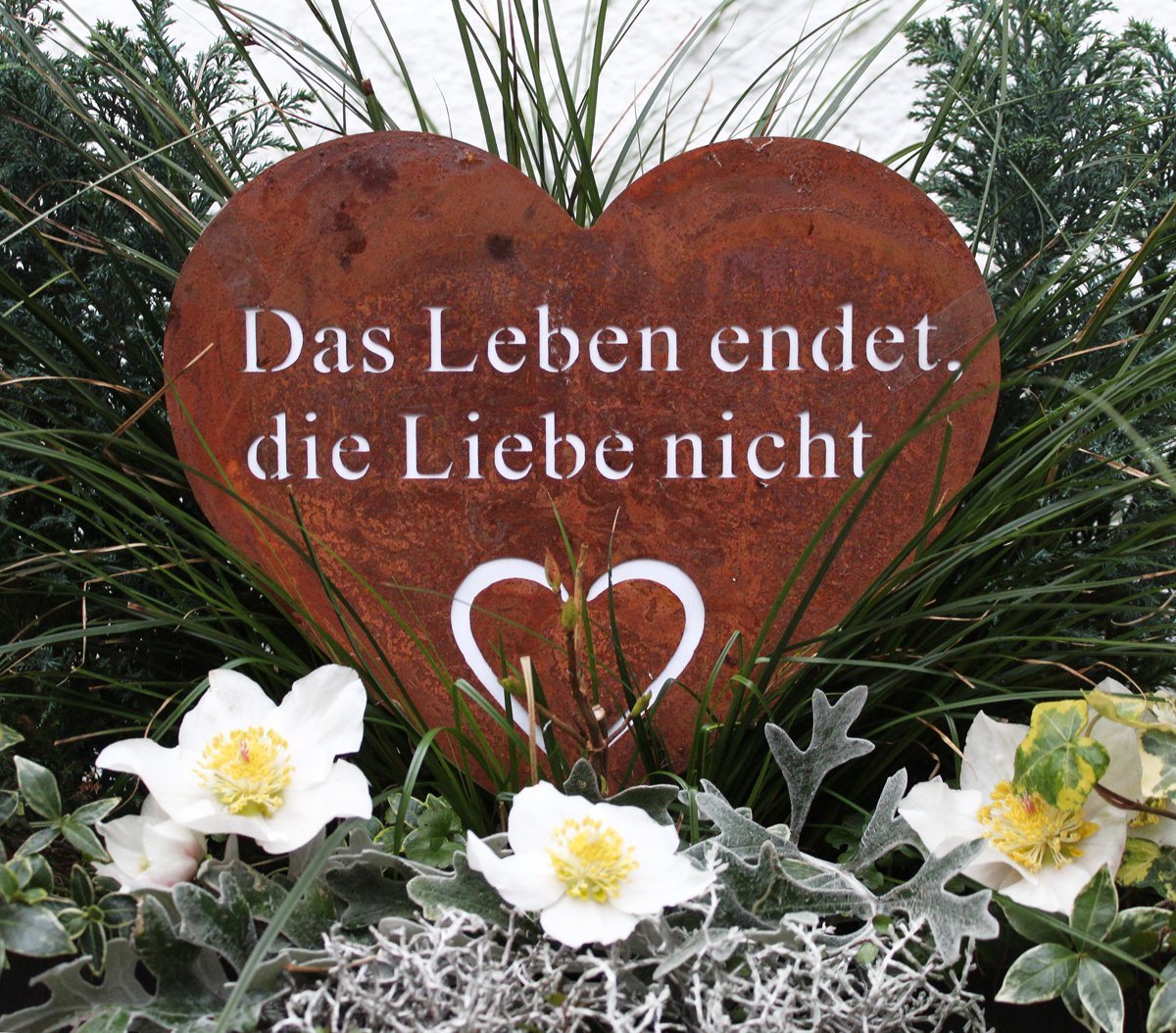 LB H&F Lilienburg Gartenstecker Grabdeko Grabschmuck Herz Rost Rostherz Grabherz Deko (Dekofigur Grabfigur Friedhof Grabgesteck Gartendeko Trauergeschenk Grabstecker Rostdeko Roststecker Gedenkfigur Stecker Allerheiligen wetterfest Figur) Dekoration Geschenk Grab Trauerschmuck Trauerdeko Beerdigung von LB H&F Lilienburg