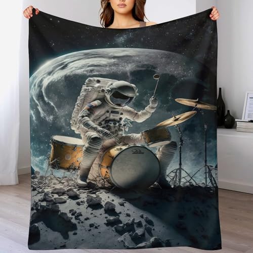 LCWWW Astronaut spielt Schlagzeug Fleece Decke, Weiche Kuscheldecken, Leichte, Gemütliche Flannel Sofadecke/Couchdecke Für Erwachsene, Wohndecke 140×180cm von LCWWW