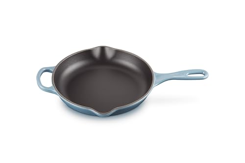 LE CREUSET Signature Gusseisen Brat- und Servierpfanne, Rund, Ø 23 cm, Für alle Herdarten inkl; induktion geeignet, 1,93 kg, Chambray, 20182234340422, Marseille von LE CREUSET