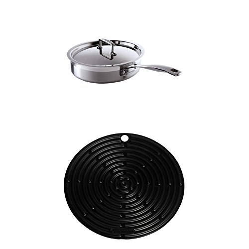 Le Creuset 3-ply-Mehrschicht-Sautepfanne mit Deckel 24 cm & Le Creuset Silikon-Accessoires Topflappen rund schwarz von LE CREUSET