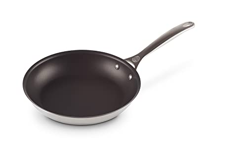 Le Creuset Antihaftbeschichtete flache Pfanne aus 3-ply PLUS Edelstahl, 26 cm, 96600226000000 von LE CREUSET