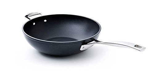 Le Creuset Aluminium-Antihaft Wokpfanne, Ø 26 cm, PFOA-frei, Für alle Herdarten inkl. Induktion geeignet, Anthrazit/Silber Le Creuset Aluminium-Antihaft Wokpfanne, Ø 26 cm, PFOA-frei, Für alle Herdarten inkl. Induktion geeignet, Anthrazit/Silber von LE CREUSET
