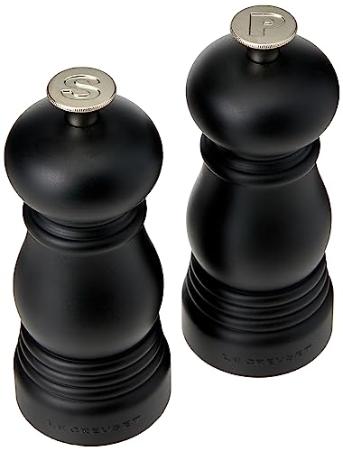 Le Creuset Kleines Mühlenset, Salz- und Pfeffermühle, ABS-Kunststoff, Je 5 x 5 x 12,1 cm, Keramik-Mahlwerk, Schwarz matt, 44900110000000 Le Creuset Kleines Mühlenset, Salz- und Pfeffermühle, ABS-Kunststoff, Je 5 x 5 x 12,1 cm, Keramik-Mahlwerk, Schwarz matt, 44900110000000 von LE CREUSET