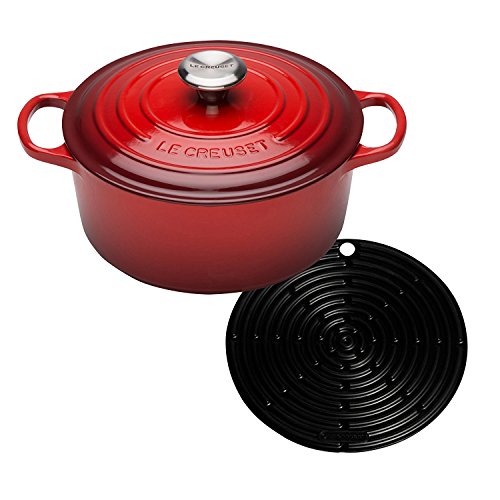 Le Creuset Gusseisen Bräter Signature rund 20 cm, kirschrot & Le Creuset Silikon-Accessoires Topflappen rund schwarz von LE CREUSET