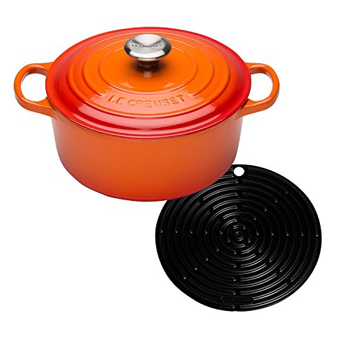 Le Creuset Gusseisen Bräter Signature rund 24 cm, ofenrot & Le Creuset Silikon-Accessoires Topflappen rund schwarz von LE CREUSET