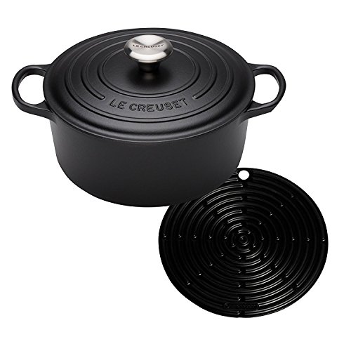 Le Creuset Gusseisen Bräter Signature rund 24 cm, schwarz & Le Creuset Silikon-Accessoires Topflappen rund schwarz von LE CREUSET