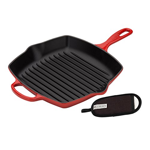 Le Creuset Gusseisen Grillpfanne Signature quadratisch 26 cm, kirschrot & Le Creuset Griffüberzug Klassik schwarz von LE CREUSET