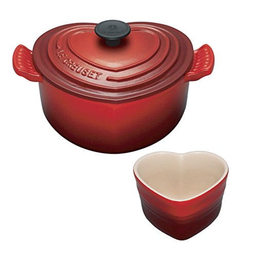 Le Creuset Gusseisen Herzbräter 14 cm, kirschrot & Le Creuset Steinzeug Herz-Förmchen 300 ml, kirschrot von LE CREUSET