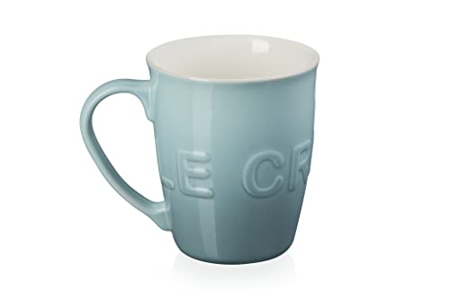 Le Creuset Kaffeetasse aus Steingut, 590 ml, extragroßes Logo, Meersalz von LE CREUSET
