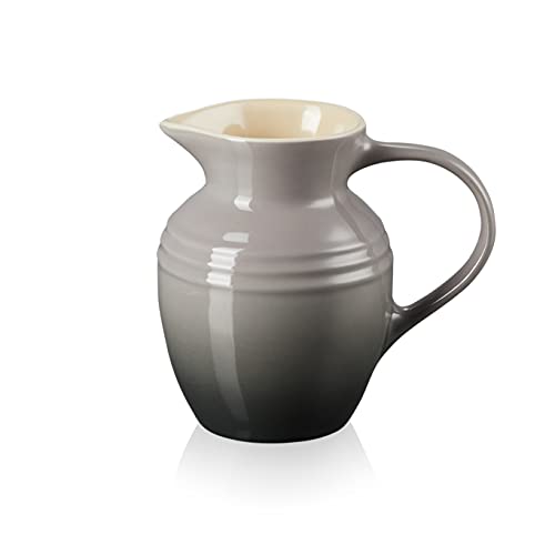 Le Creuset Kleiner Saftkrug Klassik aus Steinzeug, 0,6 L, Flint, 70903064440002 von LE CREUSET