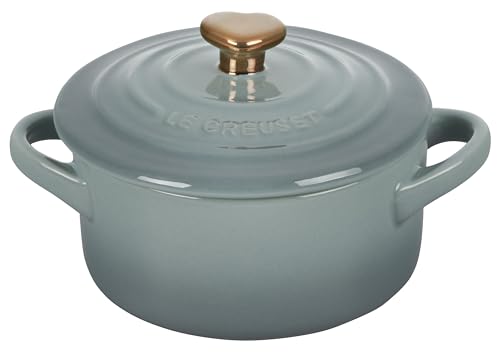 Le Creuset Mini-Kokotte, Steingut, rund, 237 ml, Meersalz mit goldfarbenem Herzknauf von LE CREUSET