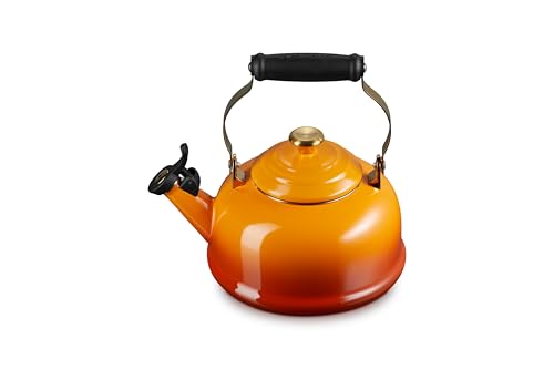 Le Creuset Pfeifender Teekessel aus Emaille auf Stahl, mit goldfarbenen Oberflächen, 1,7 qt, Persimmon Le Creuset Pfeifender Teekessel aus Emaille auf Stahl, mit goldfarbenen Oberflächen, 1,7 qt, Persimmon von LE CREUSET
