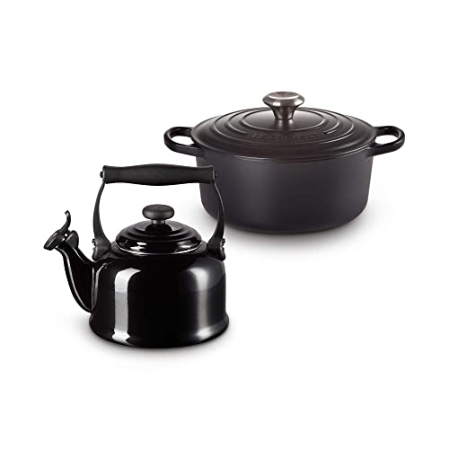 Le Creuset Signature Gusseisen-Bräter mit Deckel, Ø 24 cm, Rund, Für alle Herdarten und Induktion geeignet + Le Creuset Wasserkessel, Füllmenge: 2,1 l, Emaillierter Stahl/Phenolgriffe von LE CREUSET