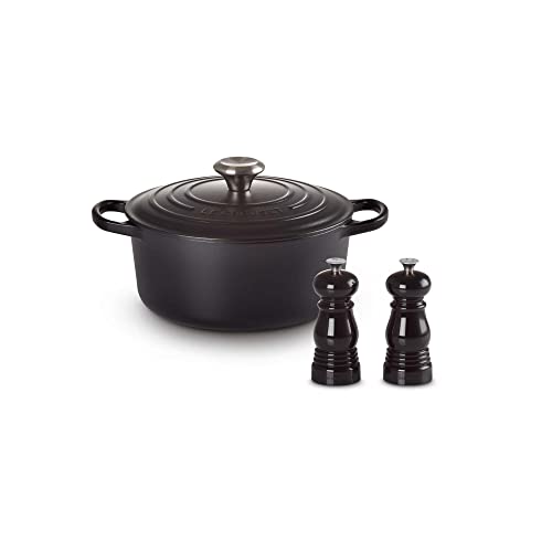 Le Creuset Signature Gusseisen-Bräter mit Deckel, Ø 24 cm, Rund, Für alle Herdarten und Induktion geeignet + Le Creuset Kleines Mühlenset, Salz- und Pfeffermühle von LE CREUSET