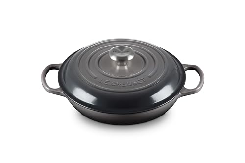 Le Creuset Signature Gusseisen Gourmet-Profitopf, Rund, Ø 26 cm, 2,2 l, Für alle Herdarten inkl. Induktion geeignet, 4,205 kg, Flint, 21180264442430 von LE CREUSET