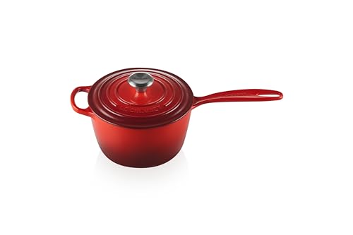 Le Creuset Signature Stielkasserolle aus Gusseisen, Rund, Ø 18 cm, 1,8 l, Für alle Herdarten inkl. Induktion geeignet, 2,942 kg, Kirschrot, 21181180602430 von LE CREUSET