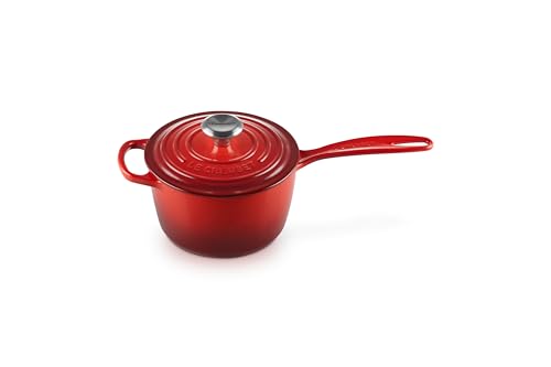 Le Creuset Signature Stielkasserolle aus Gusseisen, Rund, Ø 16 cm, 1,2 l, Für alle Herdarten inkl. Induktion geeignet, 2,372 kg, Kirschrot, 21181160602430 von LE CREUSET