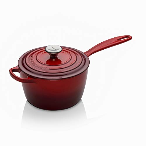 Le Creuset Signature Stielkasserolle aus Gusseisen, Rund, Ø 18 cm, 1,8 l, Für alle Herdarten inkl. Induktion geeignet, 2,942 kg, Kirschrot, 21181180602430 von LE CREUSET