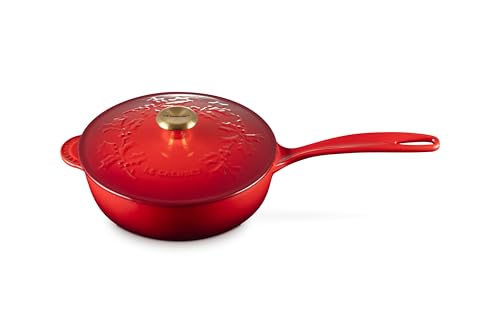 Le Creuset Stechpalmen-Untertasse aus emailliertem Gusseisen, 2,25 qt, Kirschrot mit goldfarbenem Knauf Le Creuset Stechpalmen-Untertasse aus emailliertem Gusseisen, 2,25 qt, Kirschrot mit goldfarbenem Knauf von LE CREUSET
