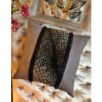 Dekorativer Kissenbezug Aus Fliederfarbenem Wildleder Mit Fell von LEILAHOMEANDLIVING