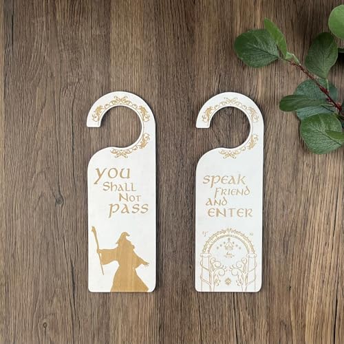 LETUBUYU Holz-Türknauf-Schilder, Aufschrift "One is Speak Friend and Enter Welcome Hang", "The Other One is You Should Not Pass", 2 Stück (groß, rustikales Weiß) von LETUBUYU